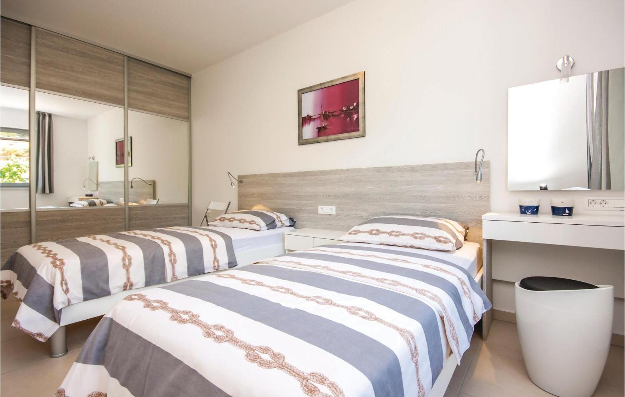 Stunning Apartment In Grebastica With Kitchen Εξωτερικό φωτογραφία