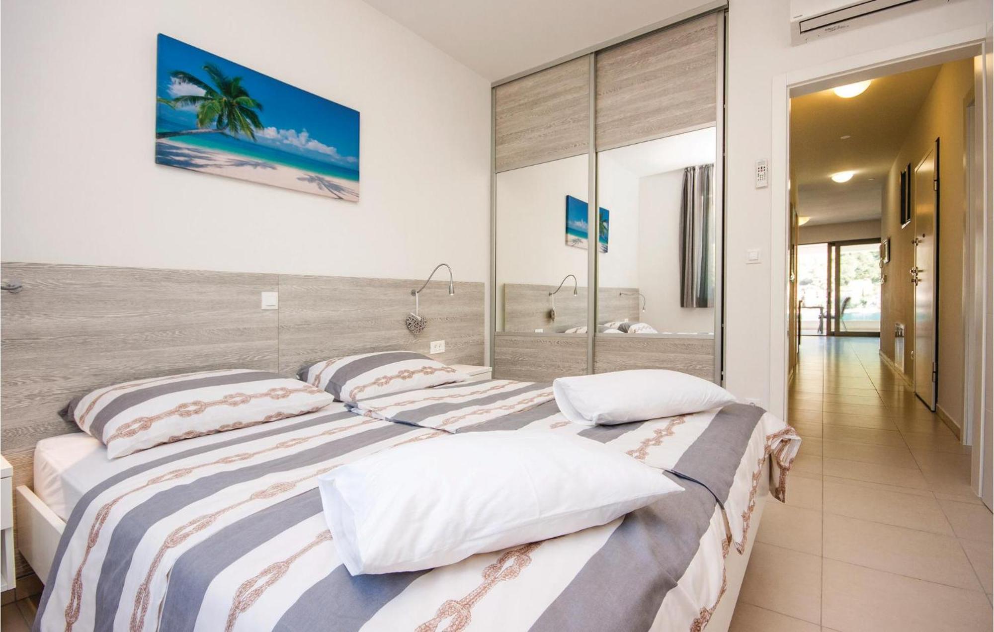 Stunning Apartment In Grebastica With Kitchen Εξωτερικό φωτογραφία