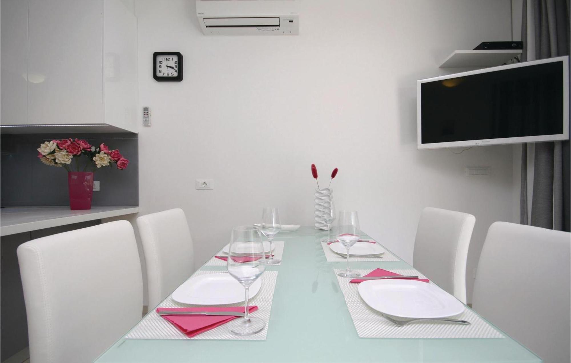 Stunning Apartment In Grebastica With Kitchen Εξωτερικό φωτογραφία